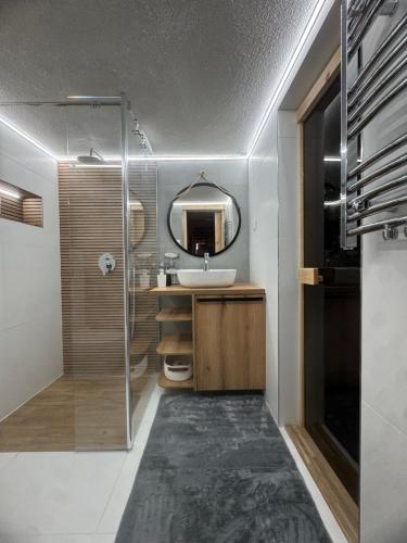 Koupelna v ubytování Chata Nella s vírivkou a saunou