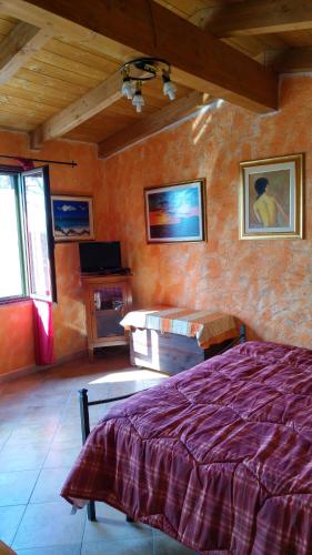 Un dormitorio con una cama y un piano en una habitación en Appartamento Il Salice, en Casa Minnina