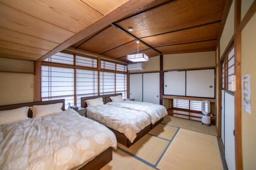Postel nebo postele na pokoji v ubytování かんさんのお宿