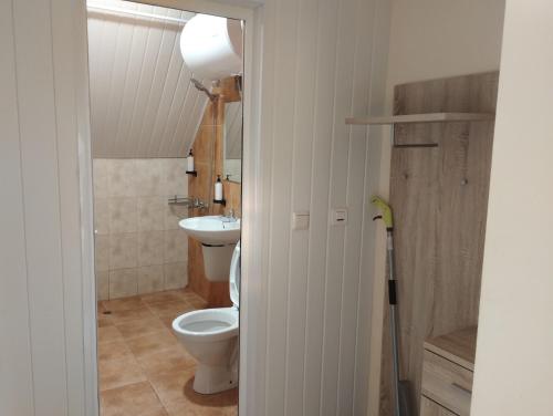 un bagno con un water e un lavandino di Paradise with a sea view a Burgas