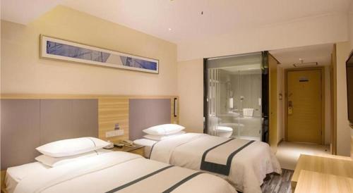 En eller flere senge i et værelse på City Comfort Inn Chengdu Giant Panda Base