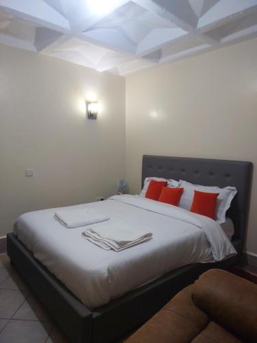 Giường trong phòng chung tại Yukis & Kukis Place, 5 bedrooms, 5 bathrooms, 2 Sitting Rooms