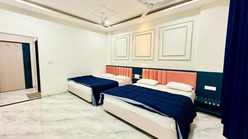 Postel nebo postele na pokoji v ubytování Hotel Raj Inn