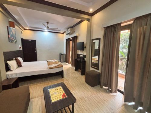 En eller flere senge i et værelse på Hotel Sejal