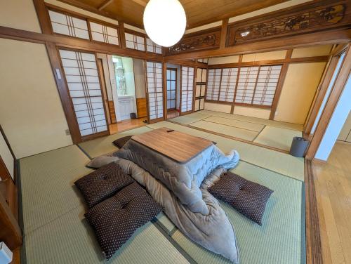 Zimmer mit einem Tisch und einer Decke auf dem Boden in der Unterkunft A214Fujiyama Stay Sengen West in Fujinomiya