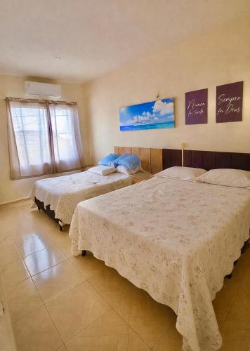 een slaapkamer met twee bedden en een schilderij aan de muur bij apartamento Completo Localização Excelente Centro in Canindé