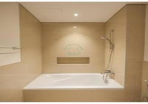 Et badeværelse på Elegant Apartment With Balcony Amidst Vibrant Area