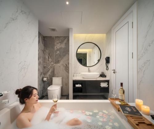 Ένα μπάνιο στο 22 Land Hotel