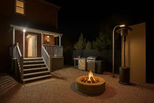 una hoguera frente a una casa por la noche en Beautify Fully Equiped Unit, 5 minutes from the Arch, en Saint Louis