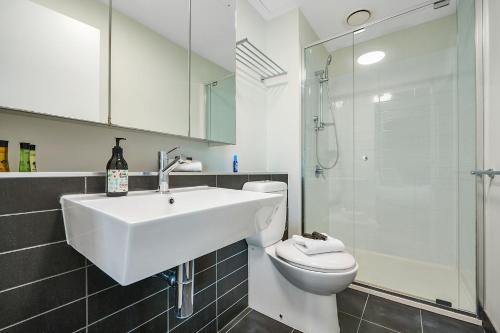 Et badeværelse på Vista Blue on Spencer