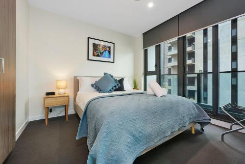 En eller flere senge i et værelse på Vista Blue on Spencer