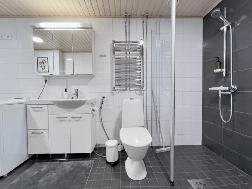 een badkamer met een toilet, een wastafel en een douche bij Modern Airport Apartment in Vantaa