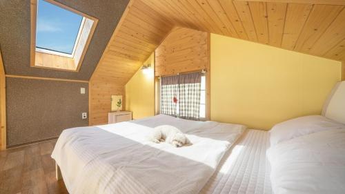 Postel nebo postele na pokoji v ubytování Yeosu Noeul Walk Pet Pension