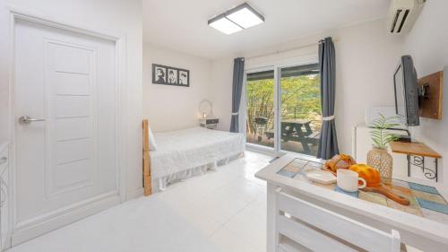 una camera da letto con un letto e un tavolo con sopra la frutta di gapyeong hanulteo pension a Gapyeong