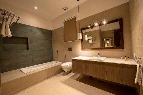 Et badeværelse på Tiger Camp Resort A River Access Property