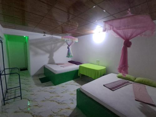 Postel nebo postele na pokoji v ubytování Peacock Family Stay