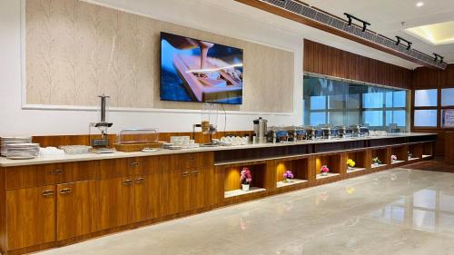 een keuken met een aanrecht met daarop servies bij Le OVAL Hotel & Resorts in Nakraunda