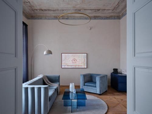 a living room with two chairs and a table at donebe boutique hotel & private wellness in Kutná Hora