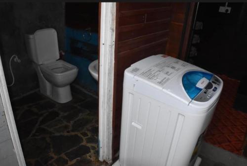 een badkamer met een toilet en een vuilnisbak bij Diamond bay villa Weligama in Weligama