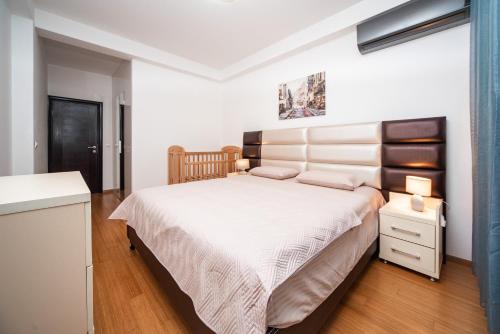 Ένα ή περισσότερα κρεβάτια σε δωμάτιο στο Apartment Dobrota View