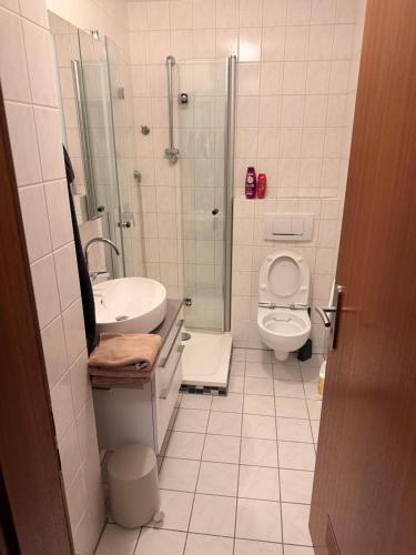 Et badeværelse på Komfortable moderne Ferienwohnung 43 qm