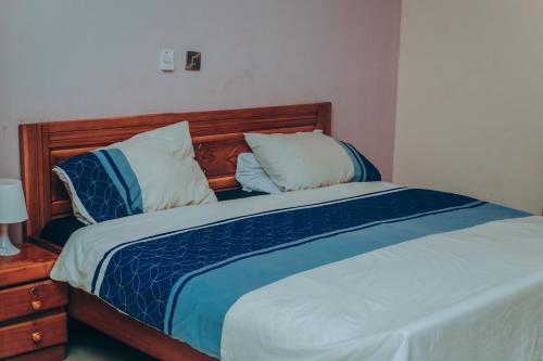 Giường trong phòng chung tại LuxeStay Executive Suite