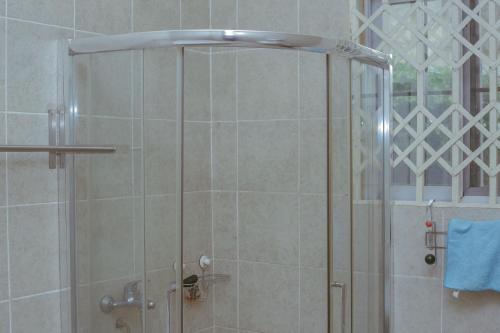 Phòng tắm tại LuxeStay Executive Suite