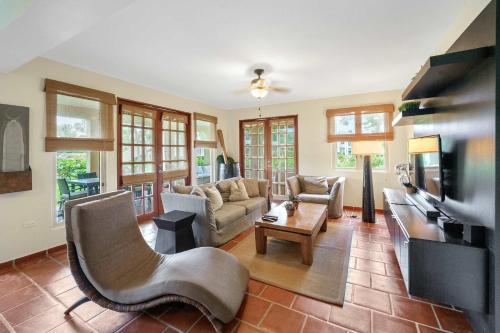 Μια τηλεόραση ή/και κέντρο ψυχαγωγίας στο Family Villa Oleana Waterviews Oceanfront with water and generator