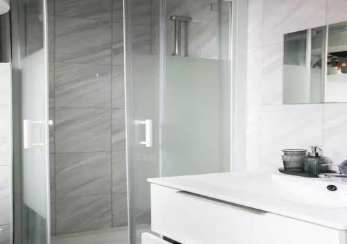 Et badeværelse på Cosy Studio - 2P- Clichy