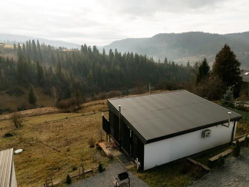 eine Draufsicht auf ein Gebäude auf einem Feld in der Unterkunft Ecottage котедж для двох у горах із чаном-джакузі in Slawske