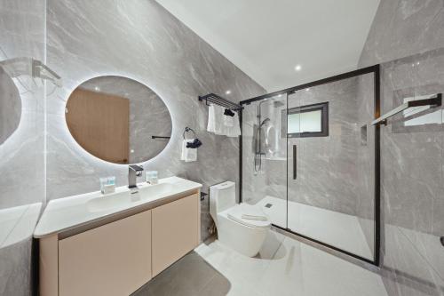 een badkamer met een toilet, een wastafel en een douche bij Aruba Escape Spacious 5BR Villa for 12 by Bocobay in Oranjestad