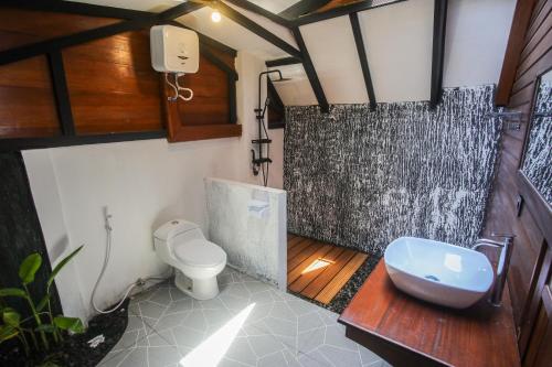 Een badkamer bij New Bintang Mandalika