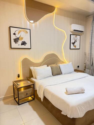 Giường trong phòng chung tại Luxe 4bedroom duplex with pool in lekki