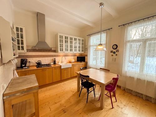 Een keuken of kitchenette bij Willa Maciejówka Historyczny Dom Góralski przy Równi Krupowej