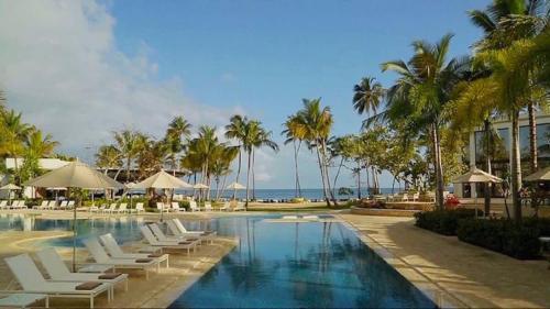 Hồ bơi trong/gần Cottages Dorado beach