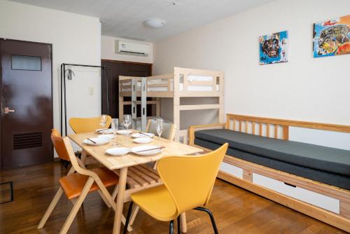 Camera con tavolo da pranzo e letto a castello. di Furano Zone Ski Condo 202喫煙可103禁煙 a Furano