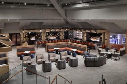a lobby with a bar with chairs and tables at Hyatt Regency Washington on Capitol Hill in Washington, D.C.