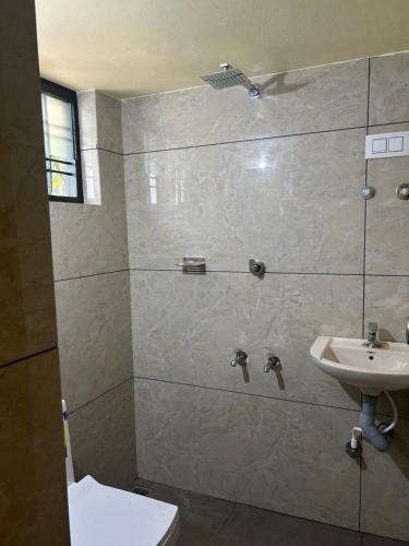 un bagno con doccia, lavandino e WC di Bluebell Homes A - 3 BHK Near to Calicut a Beypore
