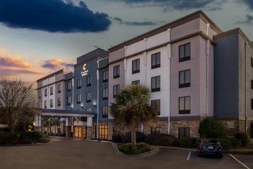 an exterior view of a hotel with a parking lot at Comfort Suites Simpsonville - Greenville in Simpsonville