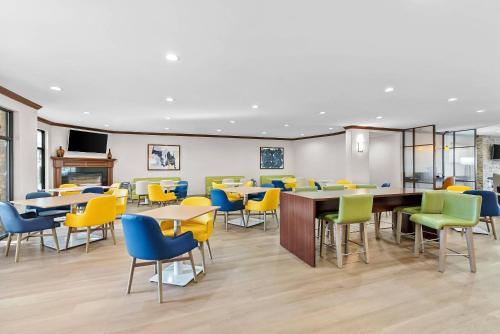 een eetkamer met tafels en stoelen in een cafetaria bij Comfort Suites Simpsonville - Greenville in Simpsonville
