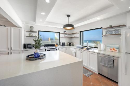 Nhà bếp/bếp nhỏ tại 7 BR Kikita Dreams Manor - Oceanfront Beach House