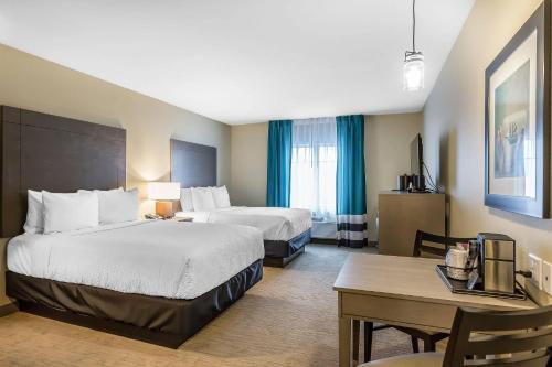 Postel nebo postele na pokoji v ubytování Marina Bay Hotel & Suites, an Ascend Collection Hotel