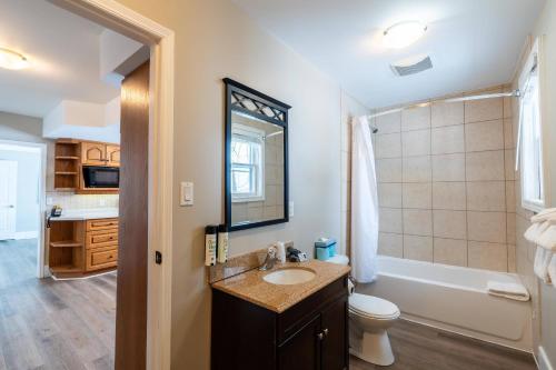 Et badeværelse på Bayview Wildwood Resort, an Ascend Collection Resort