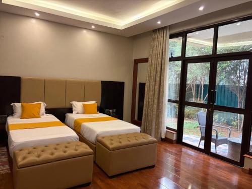 Giường trong phòng chung tại 6 Bedroom - Villa 54 Located in Maiyan, Nanyuki