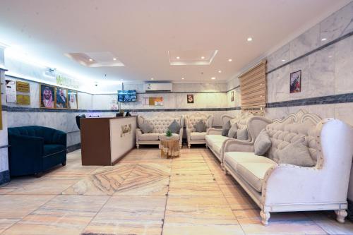 een wachtkamer met banken en stoelen en een tafel bij فندق المغاربي للشقق الفندقية 3 in Al Madinah