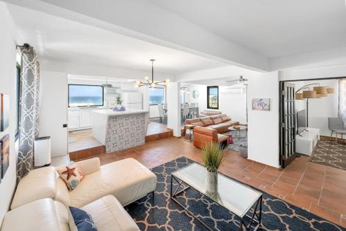 Køkken eller tekøkken på 4 BR Kikita Beach Villa Oceanfront w Pool