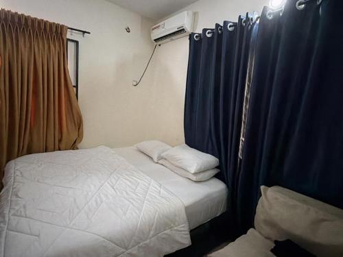 Postel nebo postele na pokoji v ubytování Esmeralda Closet