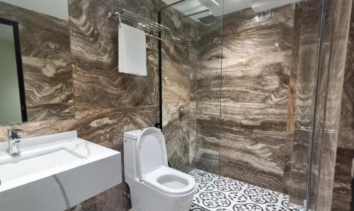 峇六拜科伦姆美景酒店的浴室里有马桶、洗手池和淋浴。