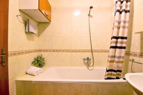 Split Žnjan Beachfront Balcony Apt 2plus2 Sea View