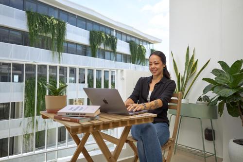 暹粒Velea@Rose Apple Square的坐在桌子上的女士,手提电脑